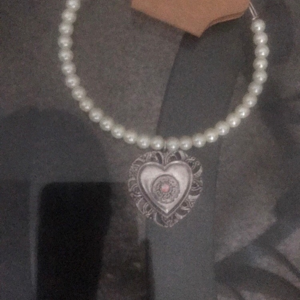 Pearl braclet with hear pendant in it